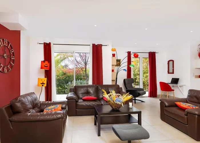 Sumptuous House Of 120M With Garden And Jacuzzi